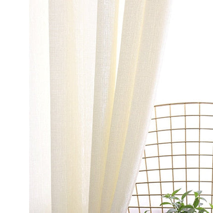 Florlett gardin med fin vevstruktur