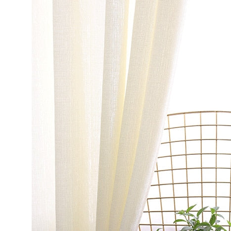 Florlett gardin med fin vevstruktur