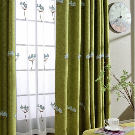 Voile gardin med lyseblått broderi