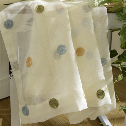 Tynn gardin med fargerike prikker