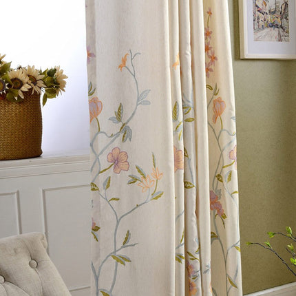 Gardin Tua med broderte blomstergrener