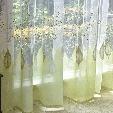 Lett tyllgardin med botanisk bladmotiv