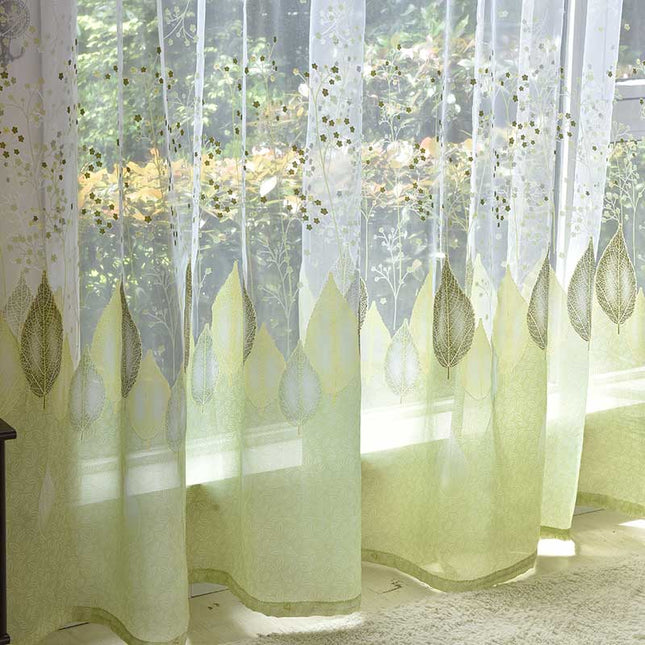 Lett tyllgardin med botanisk bladmotiv