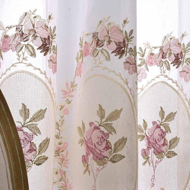 Romantisk tyllgardin med broderte roser