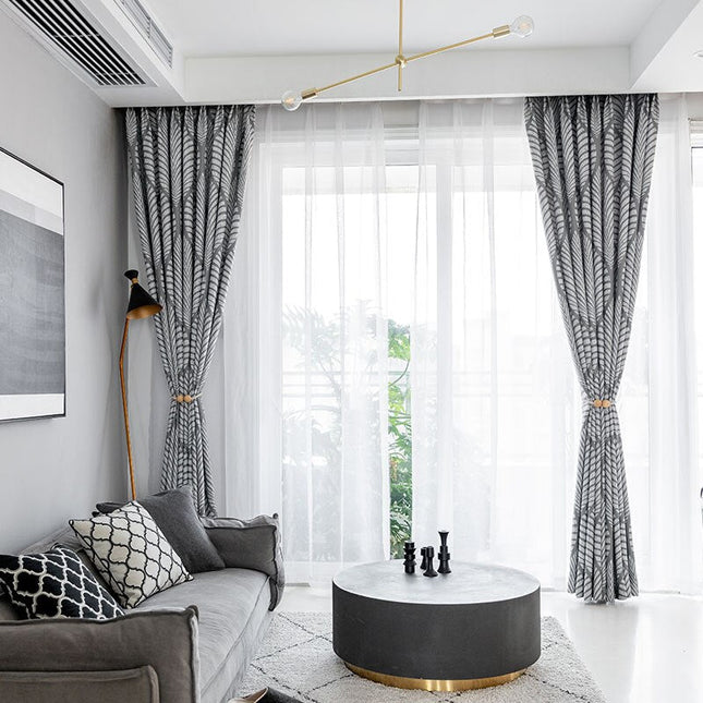 Lystett gardin med moderne bladmønster