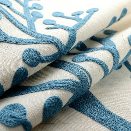 Brodert lystett gardin i linstruktur