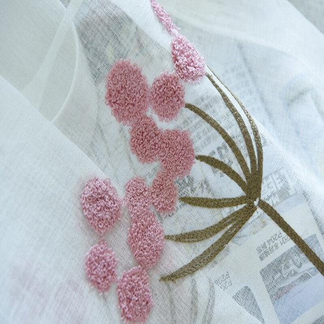 Dusrosa tynn gardin med broderi