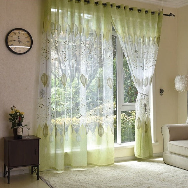 Lett tyllgardin med botanisk bladmotiv