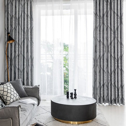 Lystett gardin med moderne bladmønster