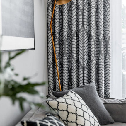 Lystett gardin med moderne bladmønster