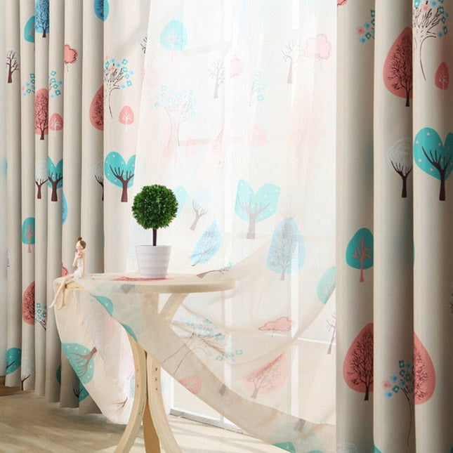 Lystett gardin med moderne tremønster