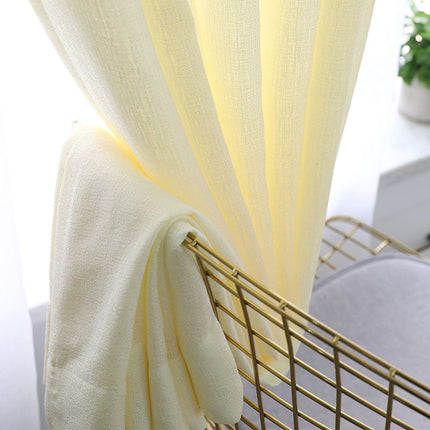 Florlett gardin med fin vevstruktur