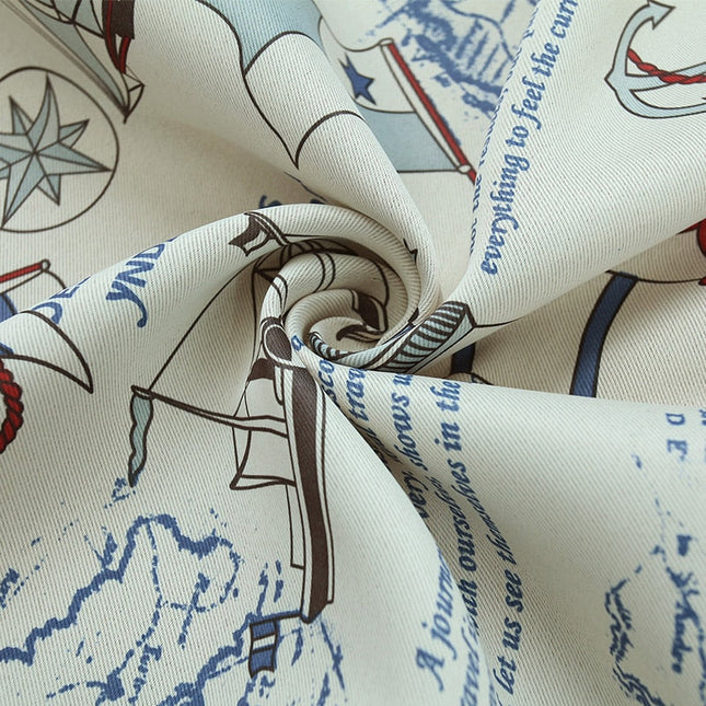 Lystett gardin med maritimt mønster