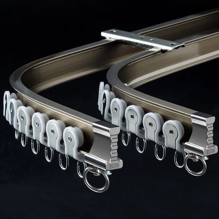 Fleksibel gardinskinne for buede vegger