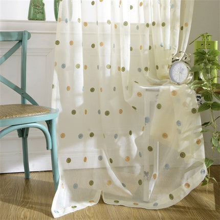 Tynn gardin med fargerike prikker