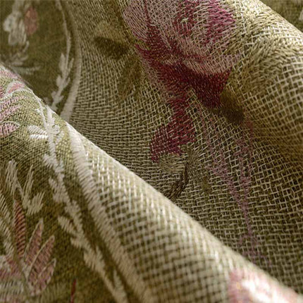 Blå mørkleggingsgardin med brodert bord