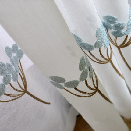 Voile gardin med lyseblått broderi
