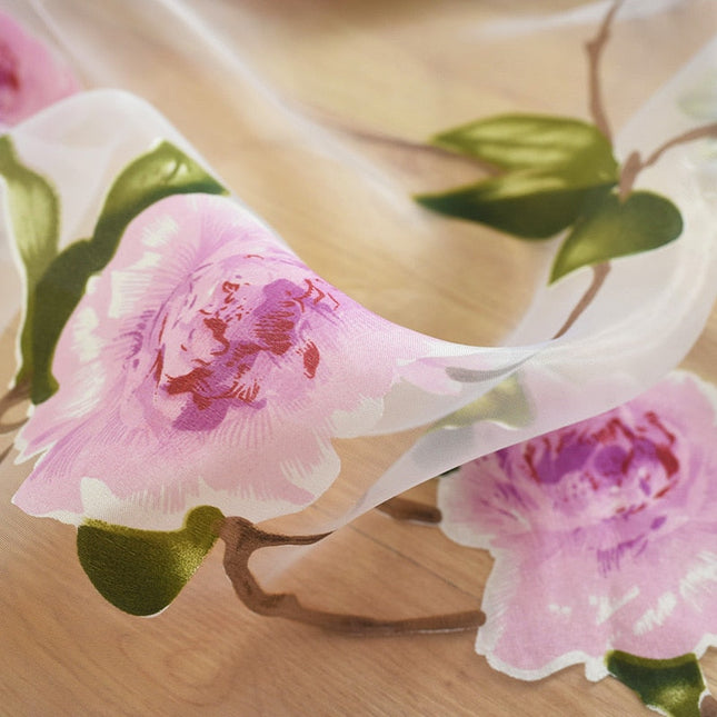 Transparent gardin med vakkert blomstermotiv