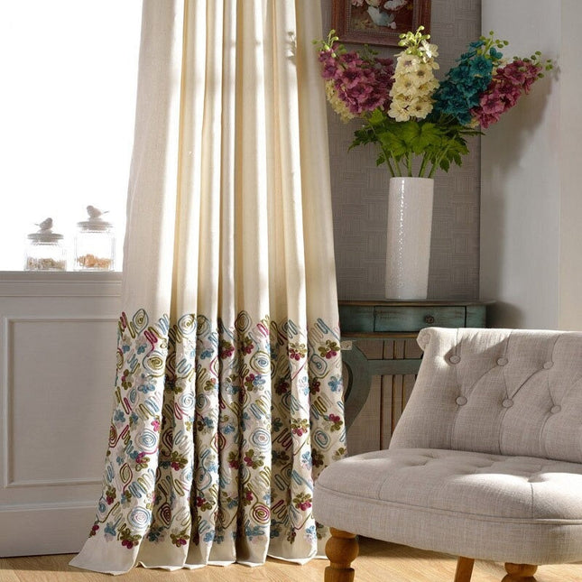 Gardin med fargerikt brodert mønster