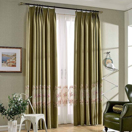 Blå mørkleggingsgardin med brodert bord