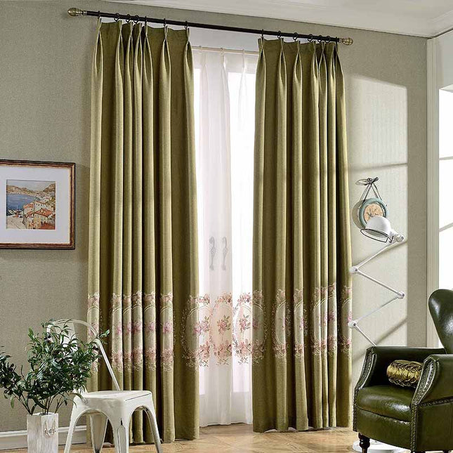 Blå mørkleggingsgardin med brodert bord