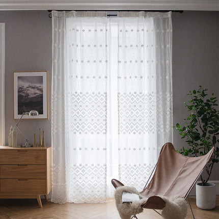 Hvit voilegardin med brodert mønster