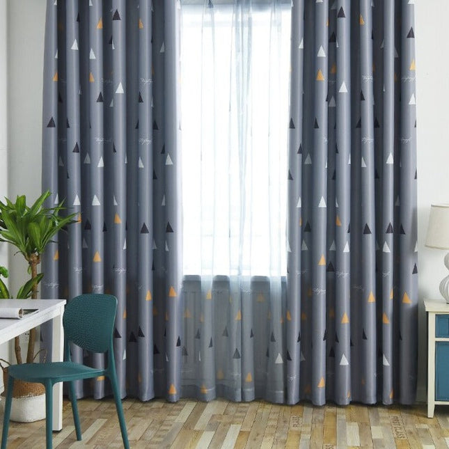 Gardin med geometrisk trekantmønster