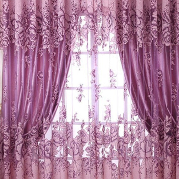 Lett gardin med stort blomstermotiv