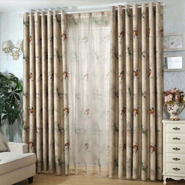 Florlett gardin med diskret fuglemotiv