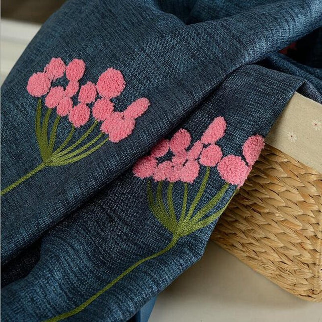 Marineblå lystett gardin med blomsterbroderi