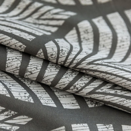 Lystett gardin med moderne bladmønster