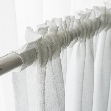 Florlett gardin med fin vevstruktur