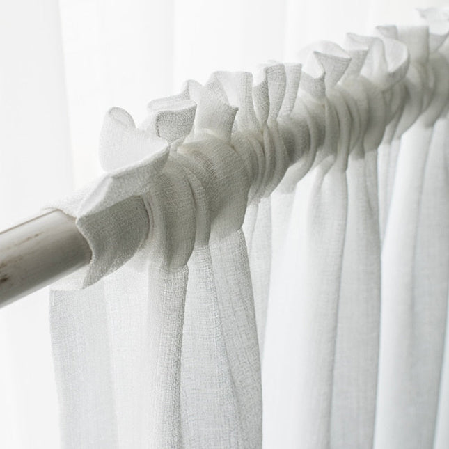 Florlett gardin med fin vevstruktur