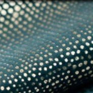 Lystett perforert gardin i petroleumsblå