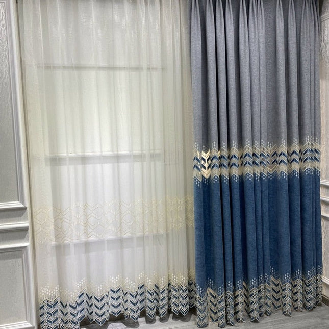 Brodert fløyelsgardin med geometrisk mønster