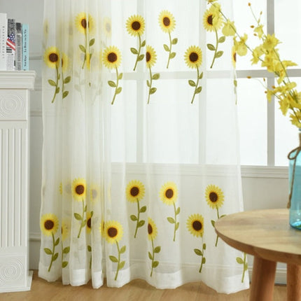 Tynn gardin med broderte solsikker
