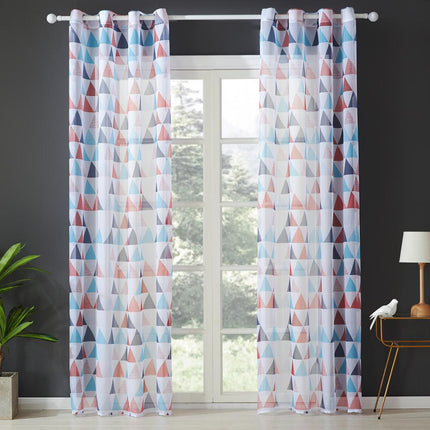 Rød gardin med geometrisk mønster