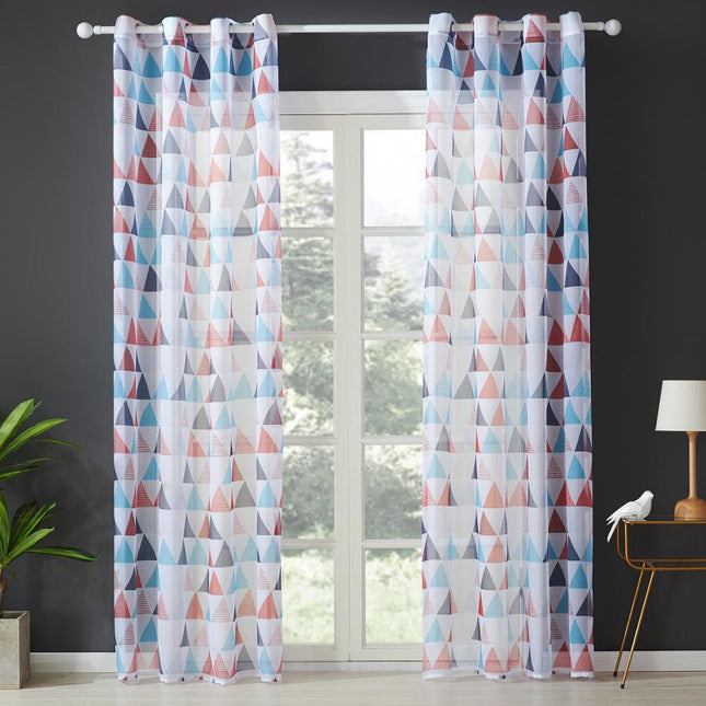 Rød gardin med geometrisk mønster