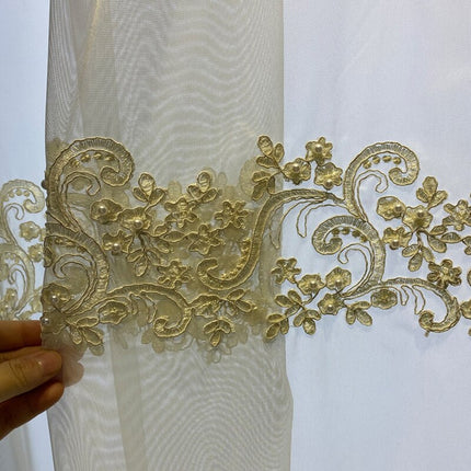 Tynn gardin med gyllen brodert bord