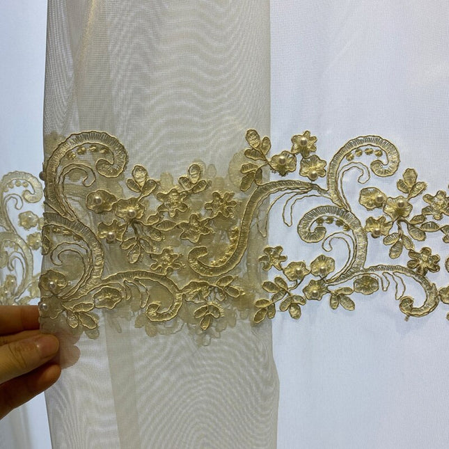 Tynn gardin med gyllen brodert bord