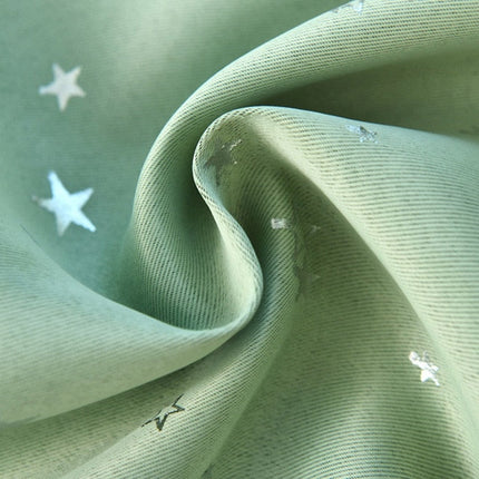 Grønn lystett gardin med stjernemotiv