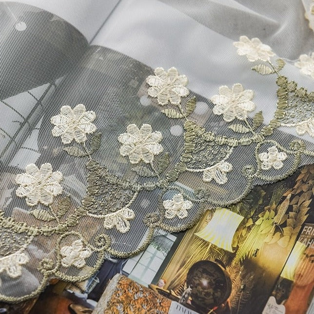 Voilegardin med små broderte blomster