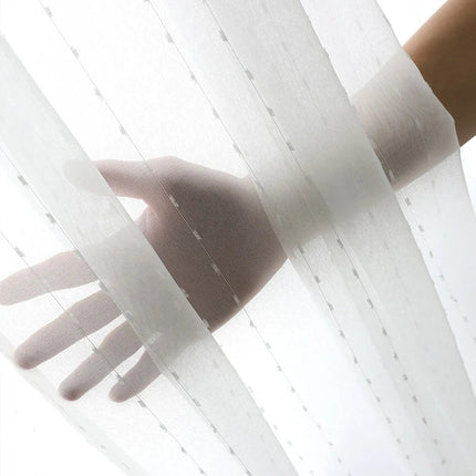 Hvit tynn gardin med diskret broderi