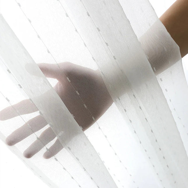 Hvit tynn gardin med diskret broderi