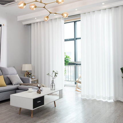 Ensfarget og transparent gardinlengde