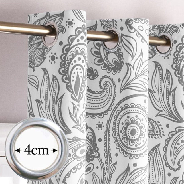 Dekorativ gardin med grått paisleymønster