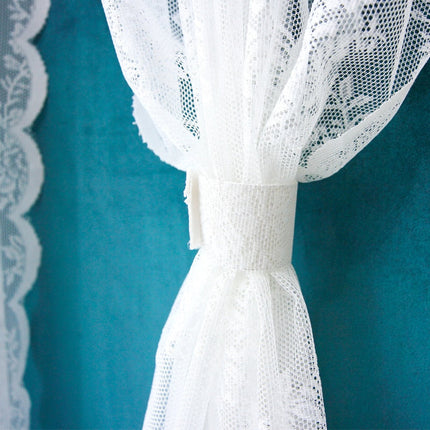 Romantisk blondegardin med blomstermotiv