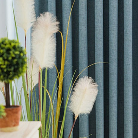 Elegant lystett gardin med maljer