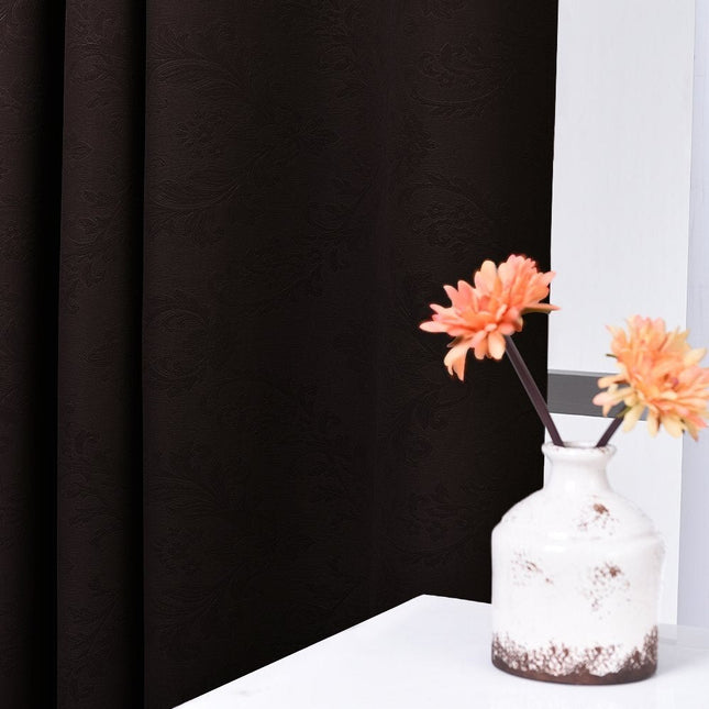 Lystett gardin med preget damaskmønster