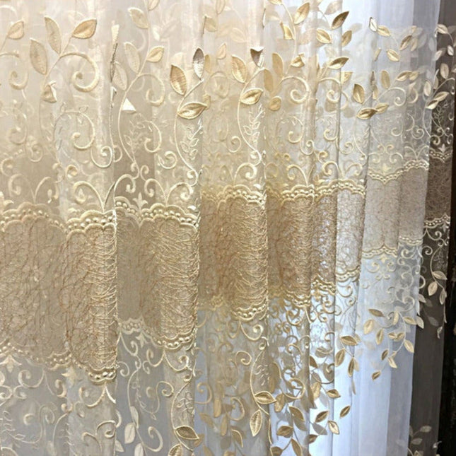 Florlett gardin med gyllent broderi